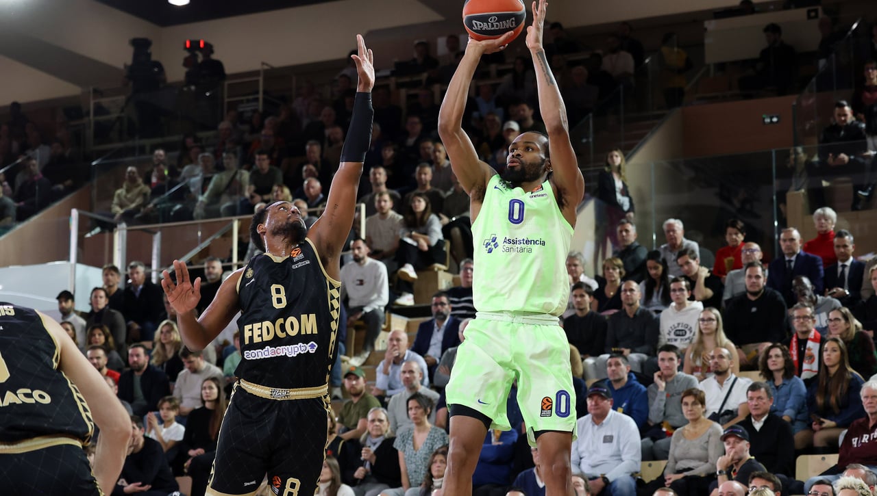 El Barça se repone del golpe en Europa y destrona al líder