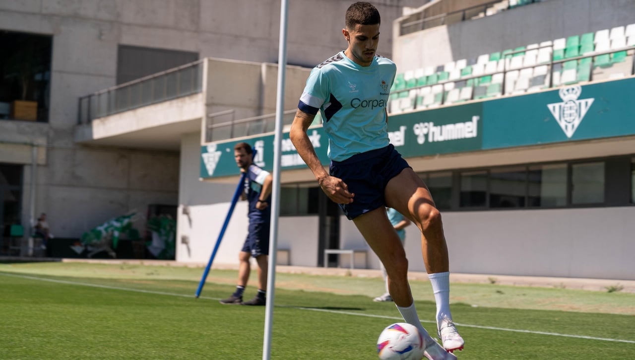 Marc Bartra lo da todo por el Betis