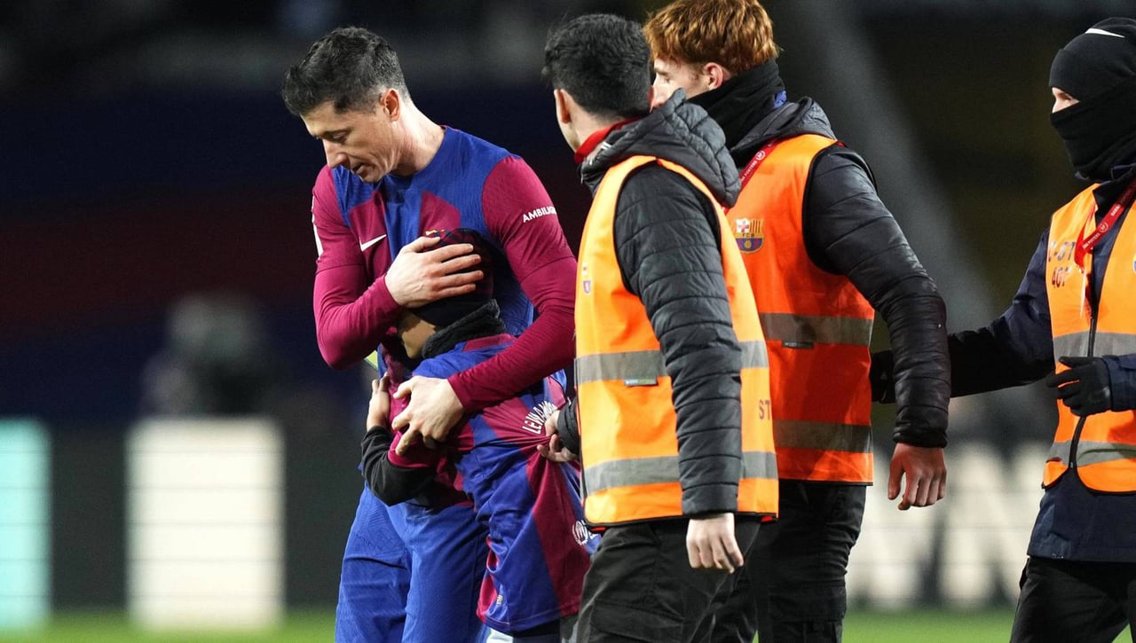 Lewandowski se vuelve a meter en un lío con los canteranos del Barcelona