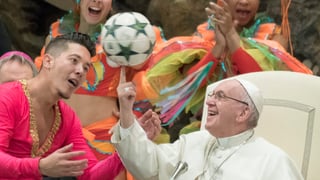 Un hincha del Athletic le regala una camiseta al Papa Francisco
