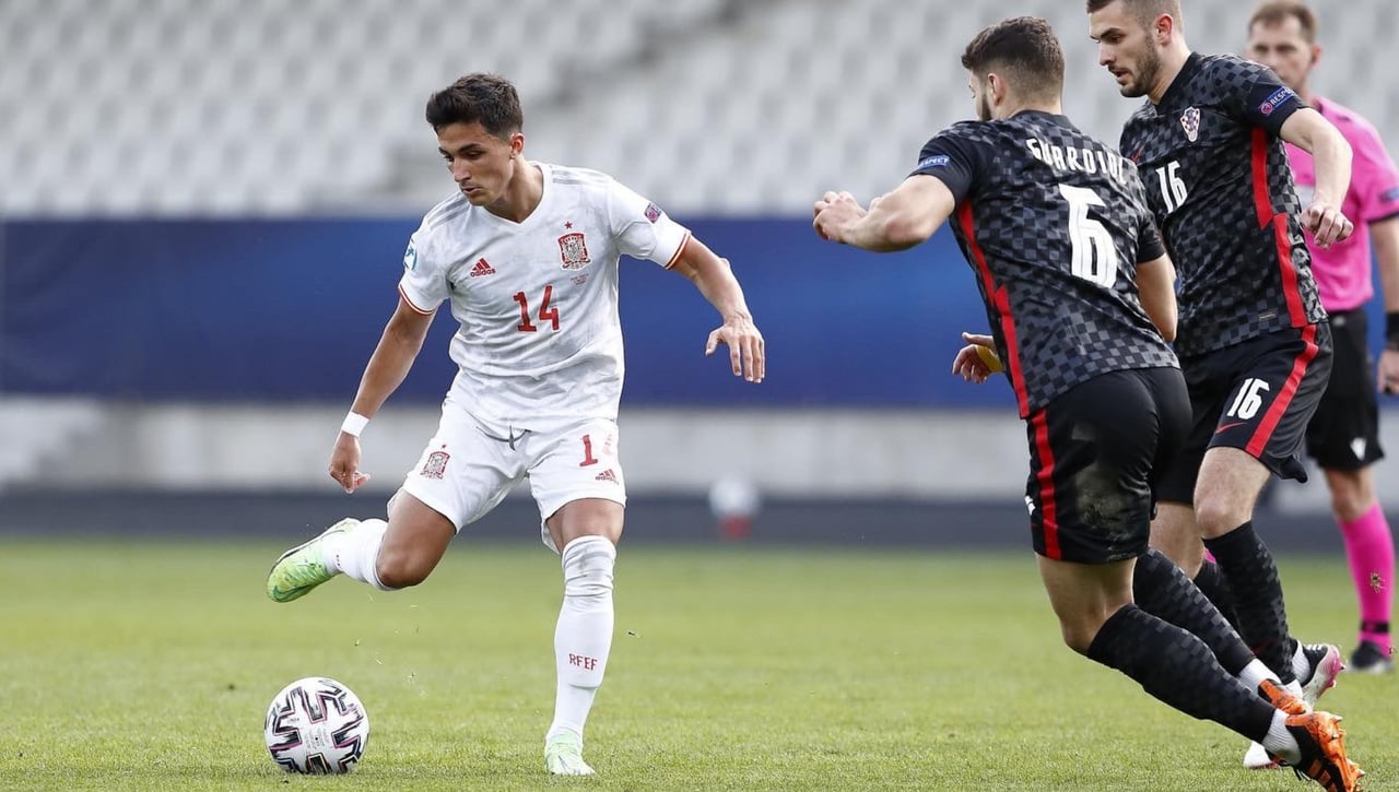 El Elche se adelanta al Cádiz por un futbolista internacional con España