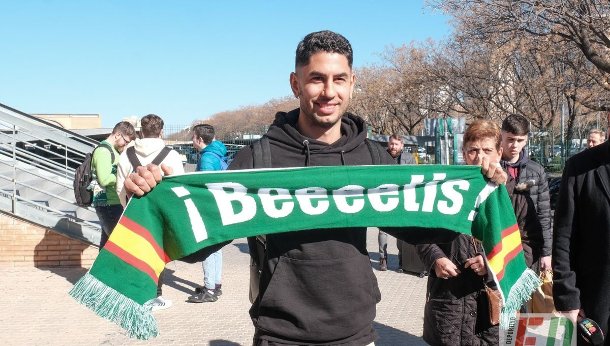 Ayoze Pérez ya presume de Betis en Sevilla