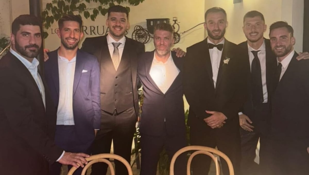 Pezzella dice 'Sí, quiero' con Guido Rodríguez como testigo