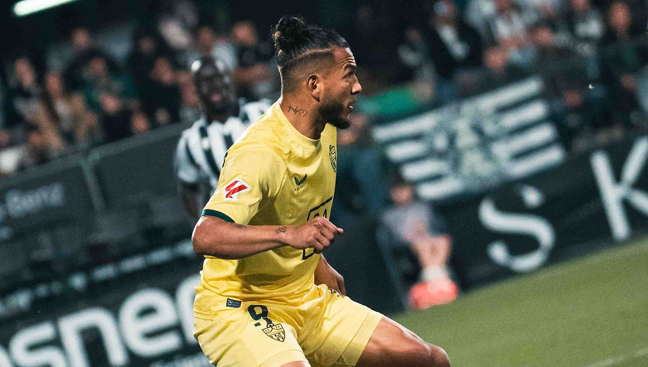 Luis Suárez se acerca al pichichi de Segunda división con el Almería