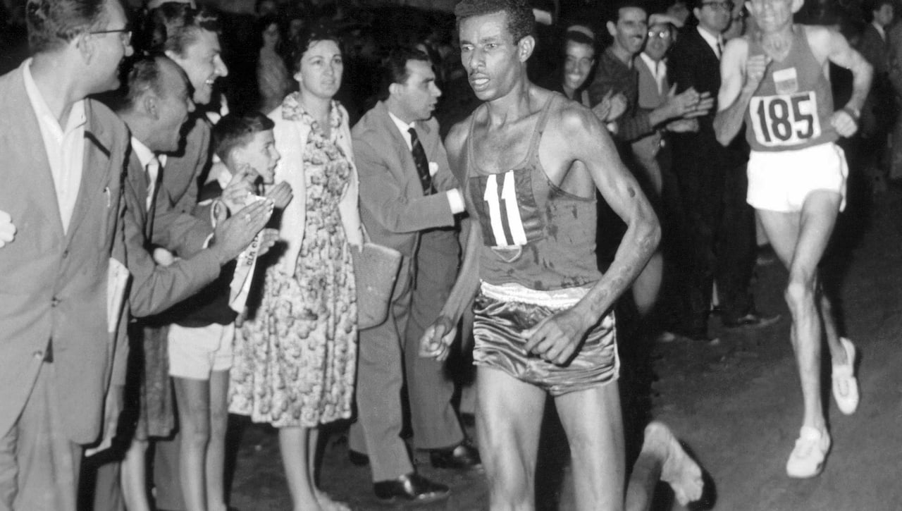 El atleta que corrió un maratón descalzo y ganó