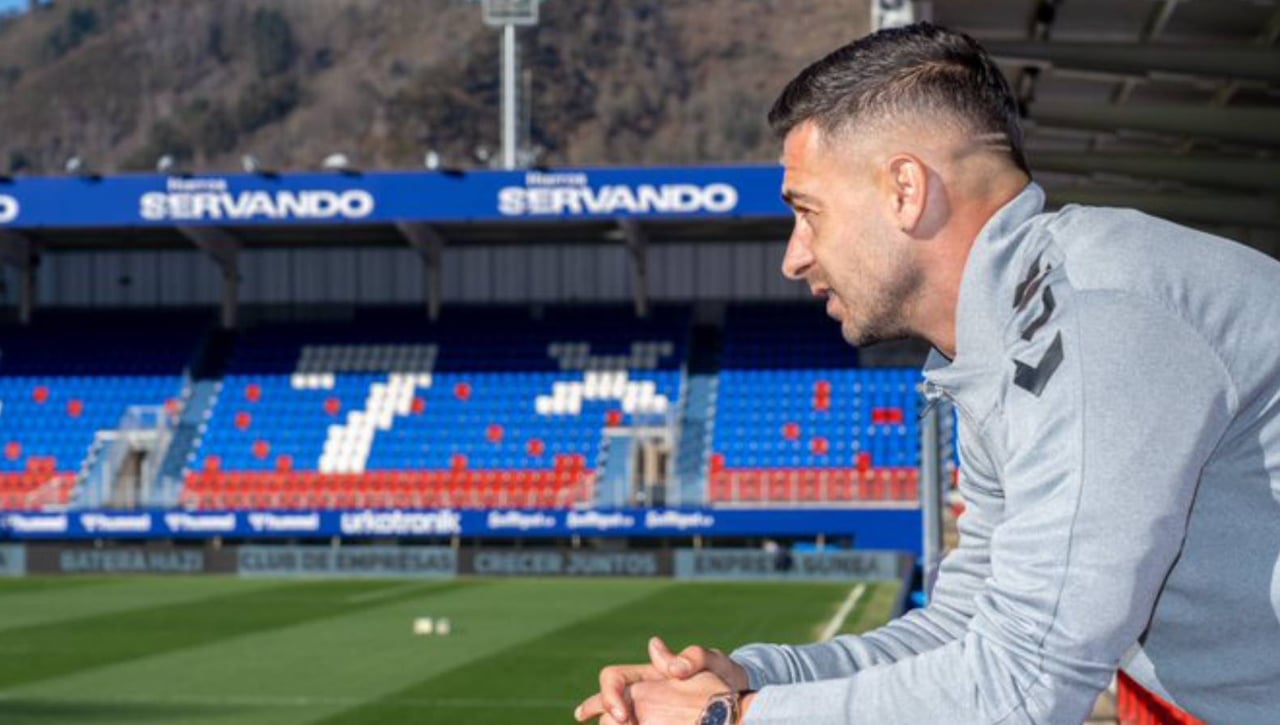 Sergio León ya presume de su nuevo equipo