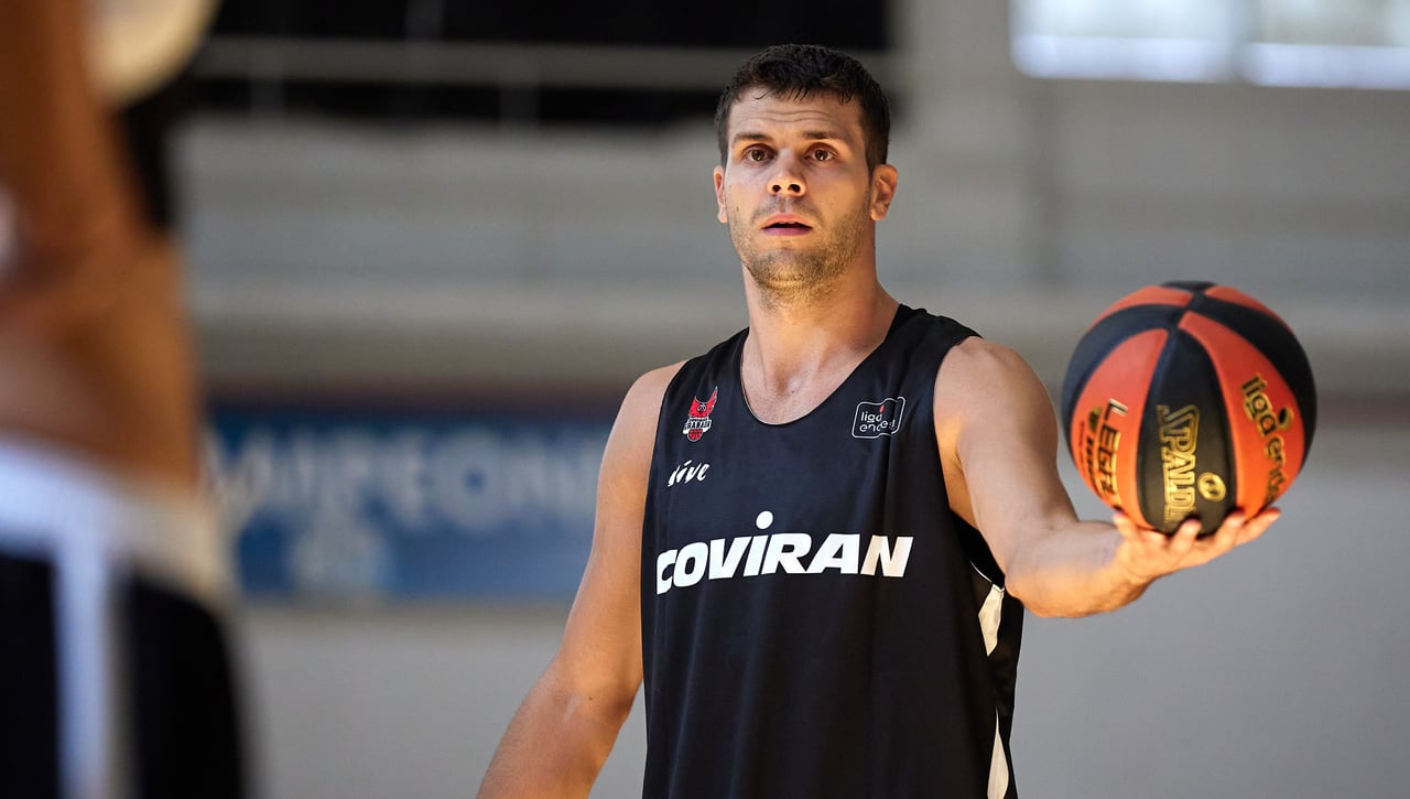 El nuevo fichaje del Covirán Granada ya se deja ver por el parqué