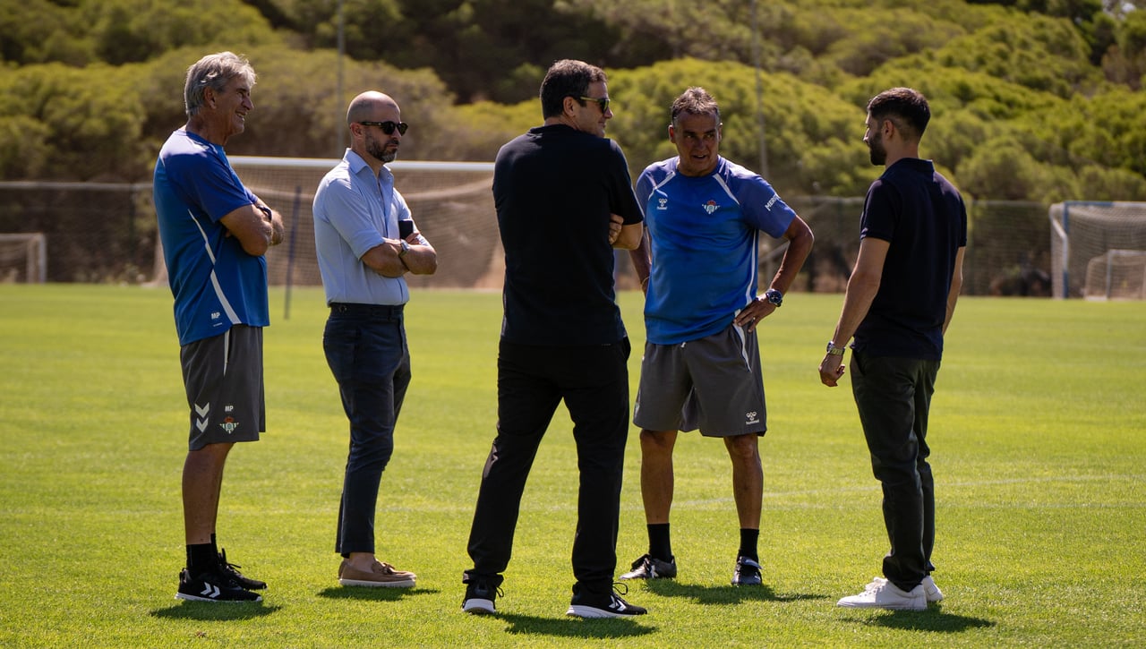 Un 'tapado' gana enteros en la incesante y doble búsqueda de mediocentros