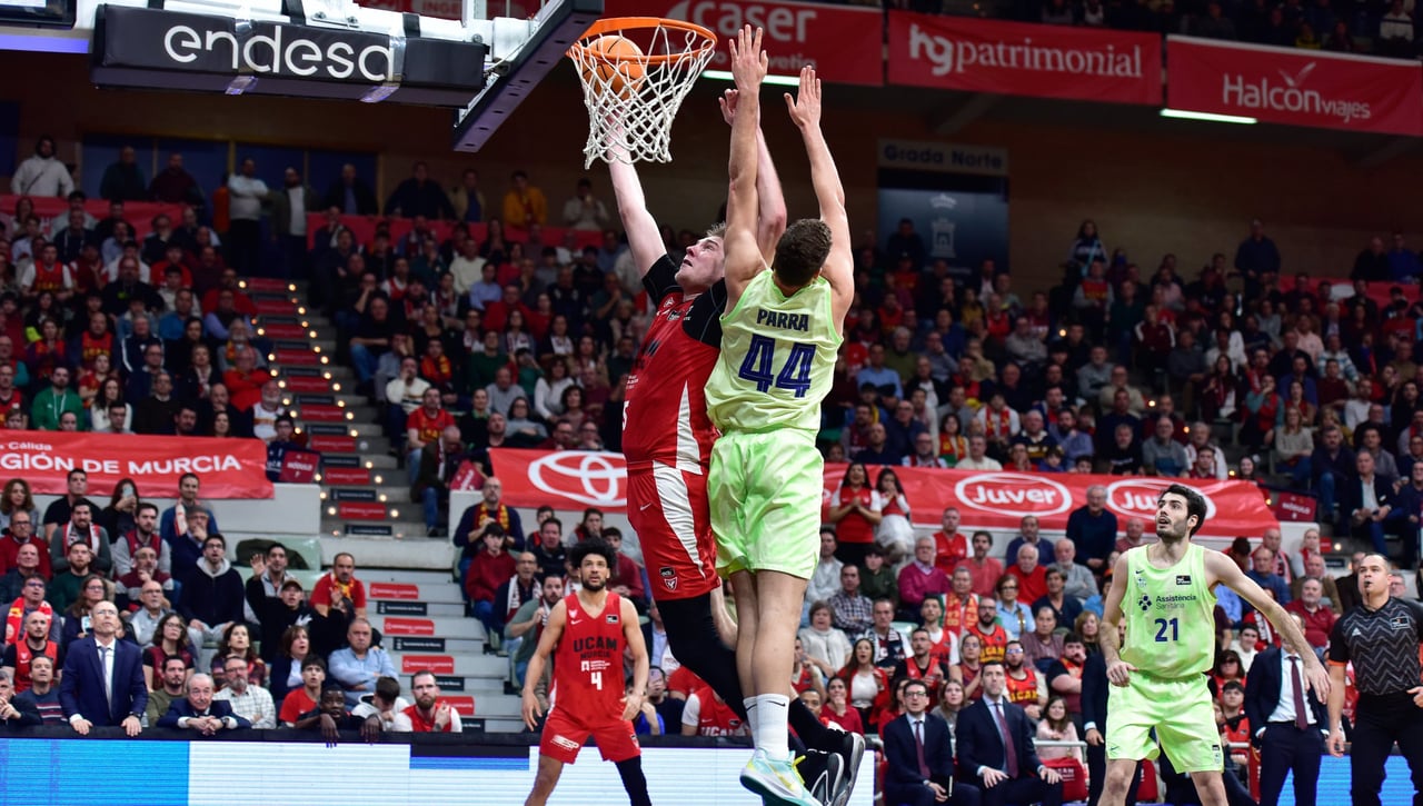 El Barça sobrevive en Murcia y el Real Madrid ya manda en la ACB
