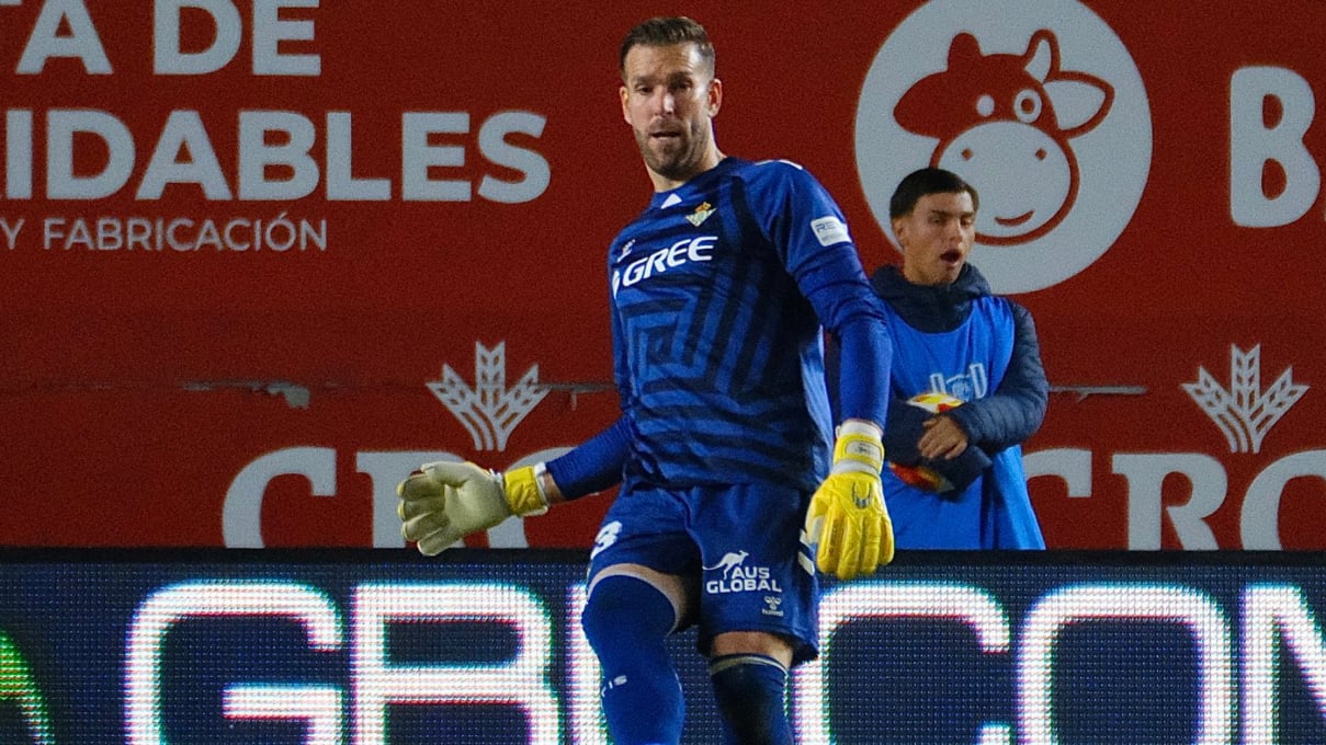 Adrián San Miguel, el salvador del Real Betis en Murcia, se reivindica ante las críticas: "Para eso está el portero también"