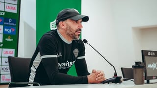 El técnico del Elche, Eder Sarabia, analiza la crisis del Sevilla, el récord de bajas y su expulsión contra el Betis: "Hay rabia e impotencia" 