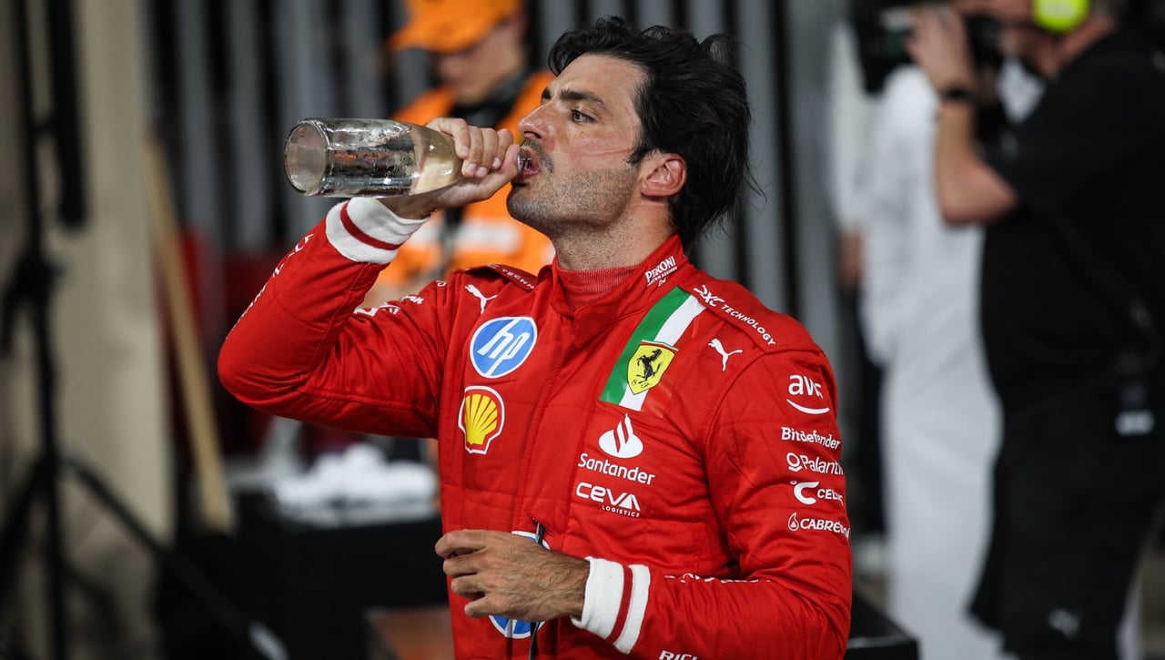 Carlos Sainz y una concursante de 'La isla de las tentaciones'