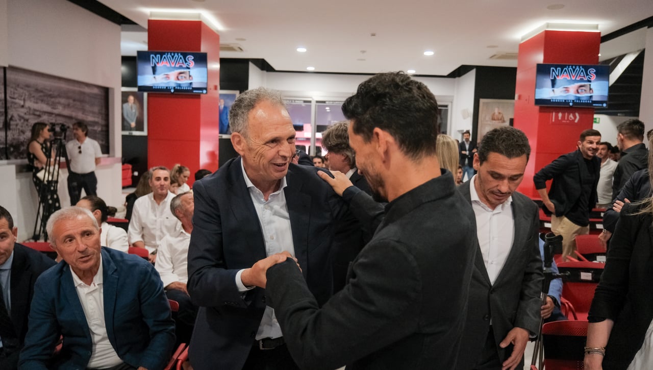Polémica por el primer encargo a Joaquín Caparrós