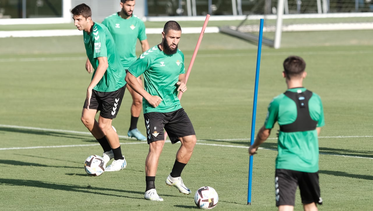 La sonrisa de Fekir ilumina la semana del regreso en el Betis