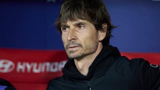 Álvaro Rubio agacha la cabeza