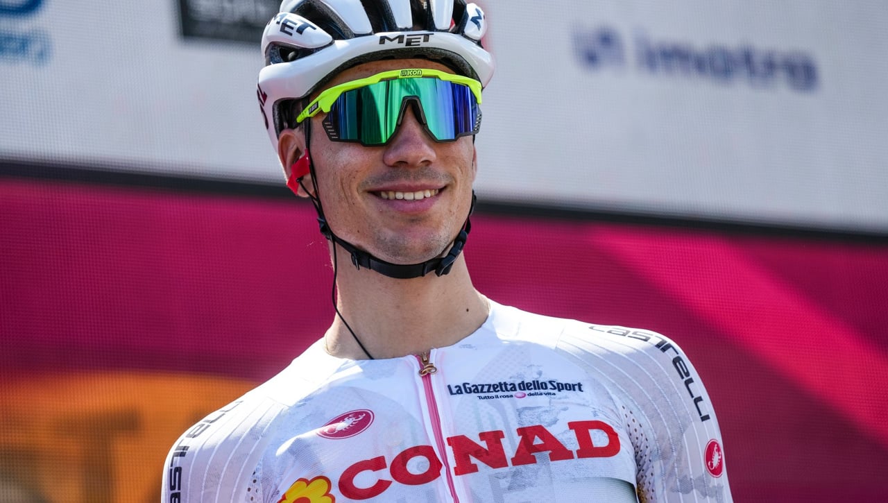 El equipo Movistar y Juan Ayuso se ponen de acuerdo