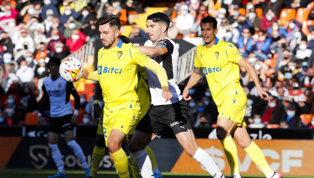 Se allana la carrera por Chust y emerge un nuevo central de categoría para el Cádiz CF