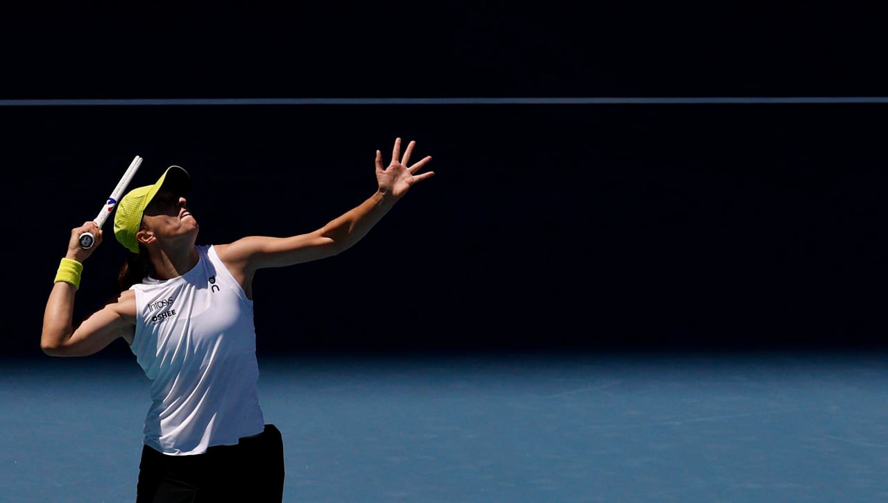 Tsitsipas evita el desastre y Swiatek mete miedo