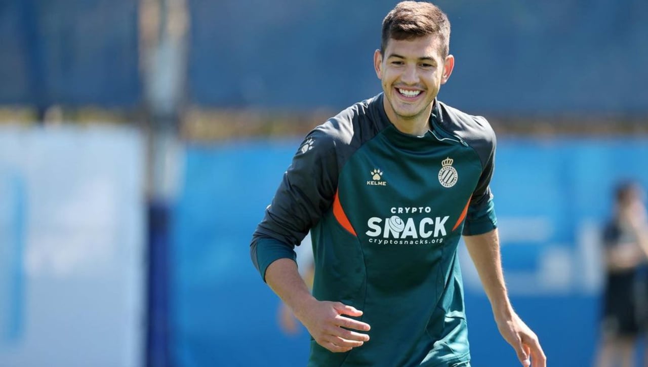 El Almería se adelanta definitivamente por César Montes