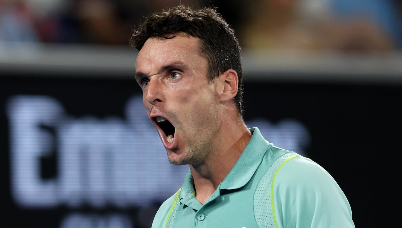 Bautista derriba a un mito y pasa a octavos