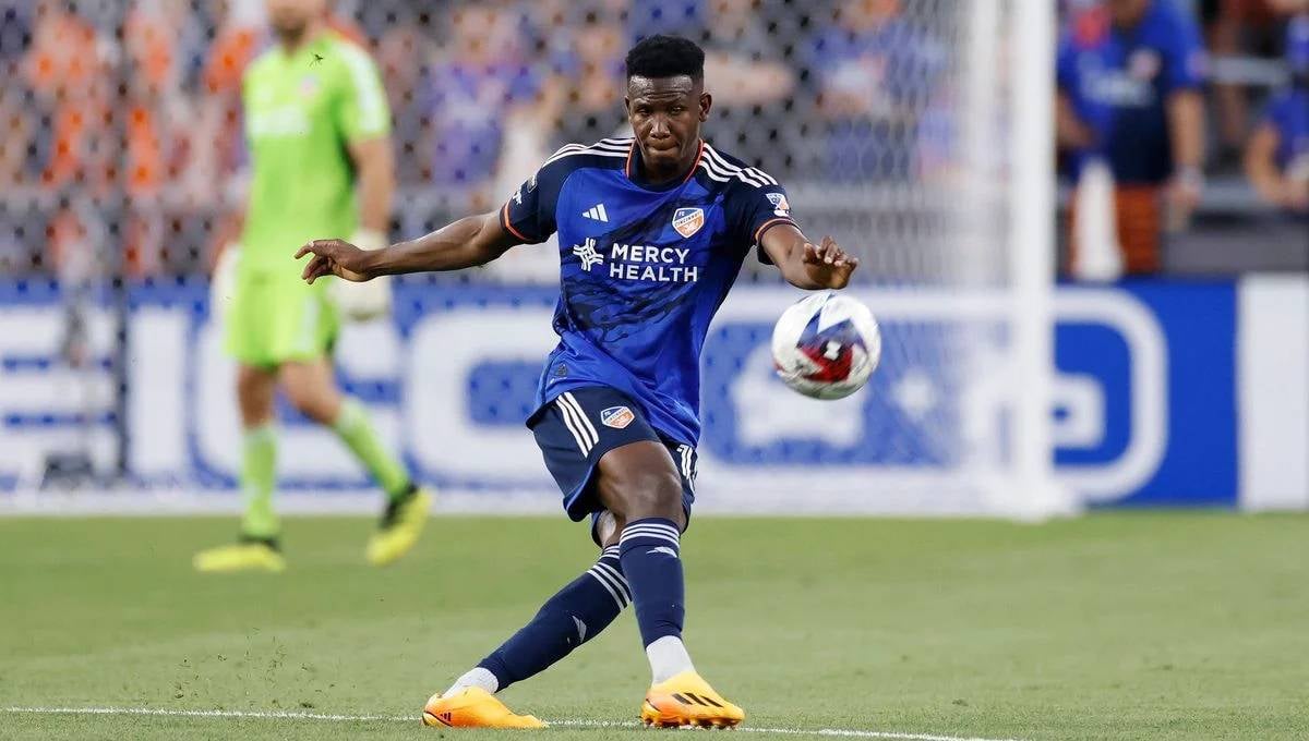 El Villarreal cierra a Mosquera y avanza por la alternativa a Javi Galán que quiere Marcelino