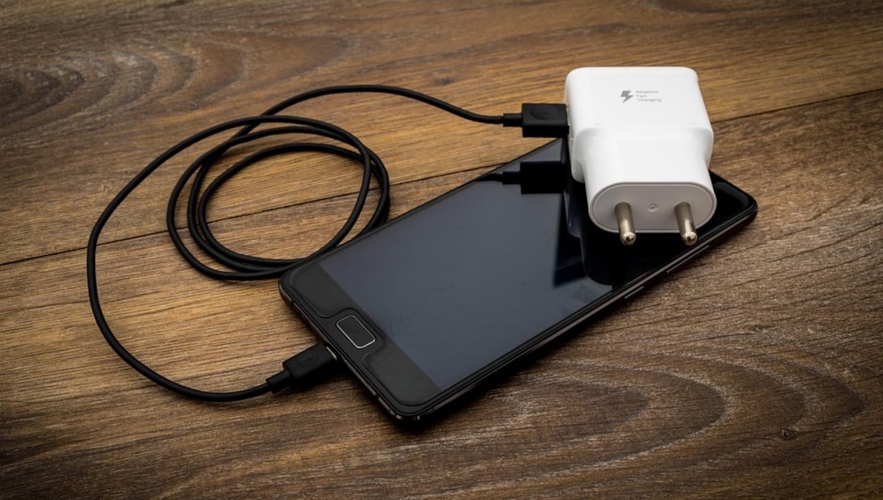 Cargar el móvil es el pasado: Crean una batería con 50 años de autonomía 