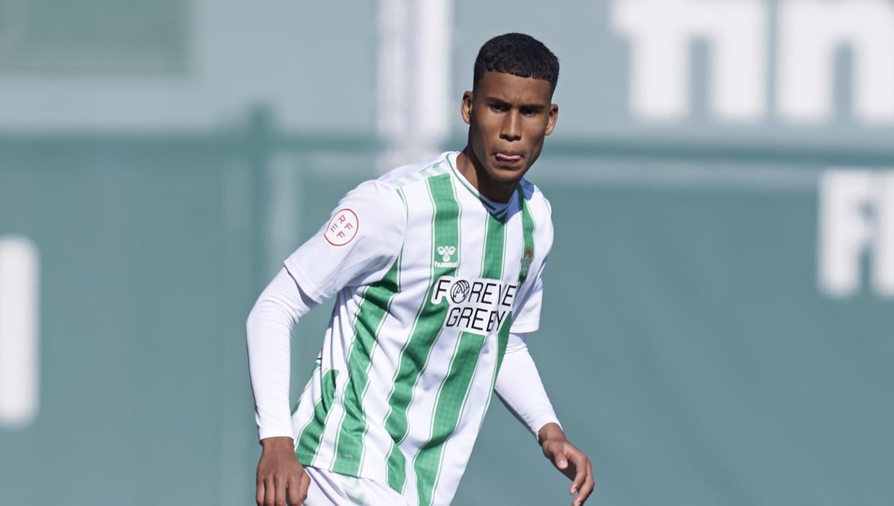 Tras Juan Cruz y Yanis, Álex Pérez puede hacer las maletas en el Betis