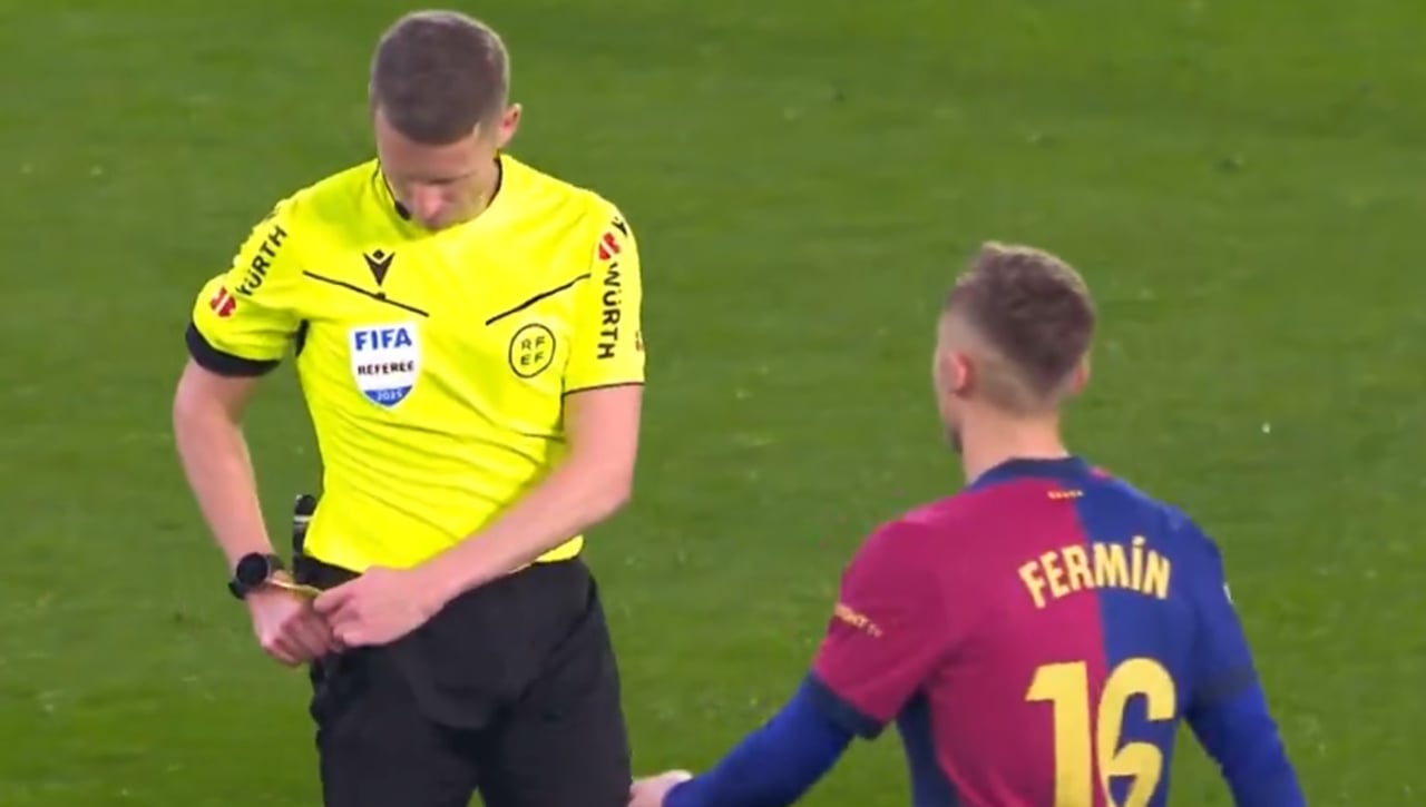 El audio del VAR en la expulsión de Fermín: "Con las dos piernas en forma de tijera"