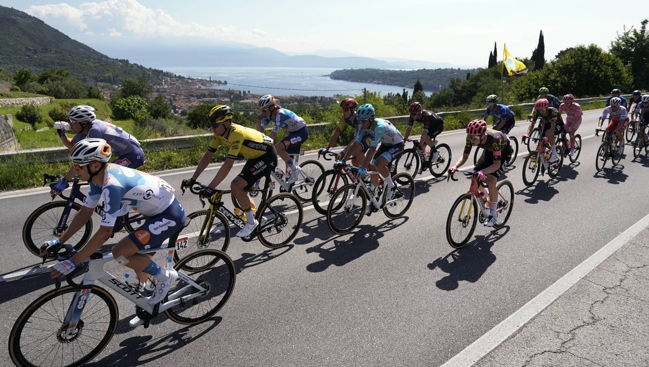 Caída aparatosa de 25 metros por un barranco en el Giro de Italia