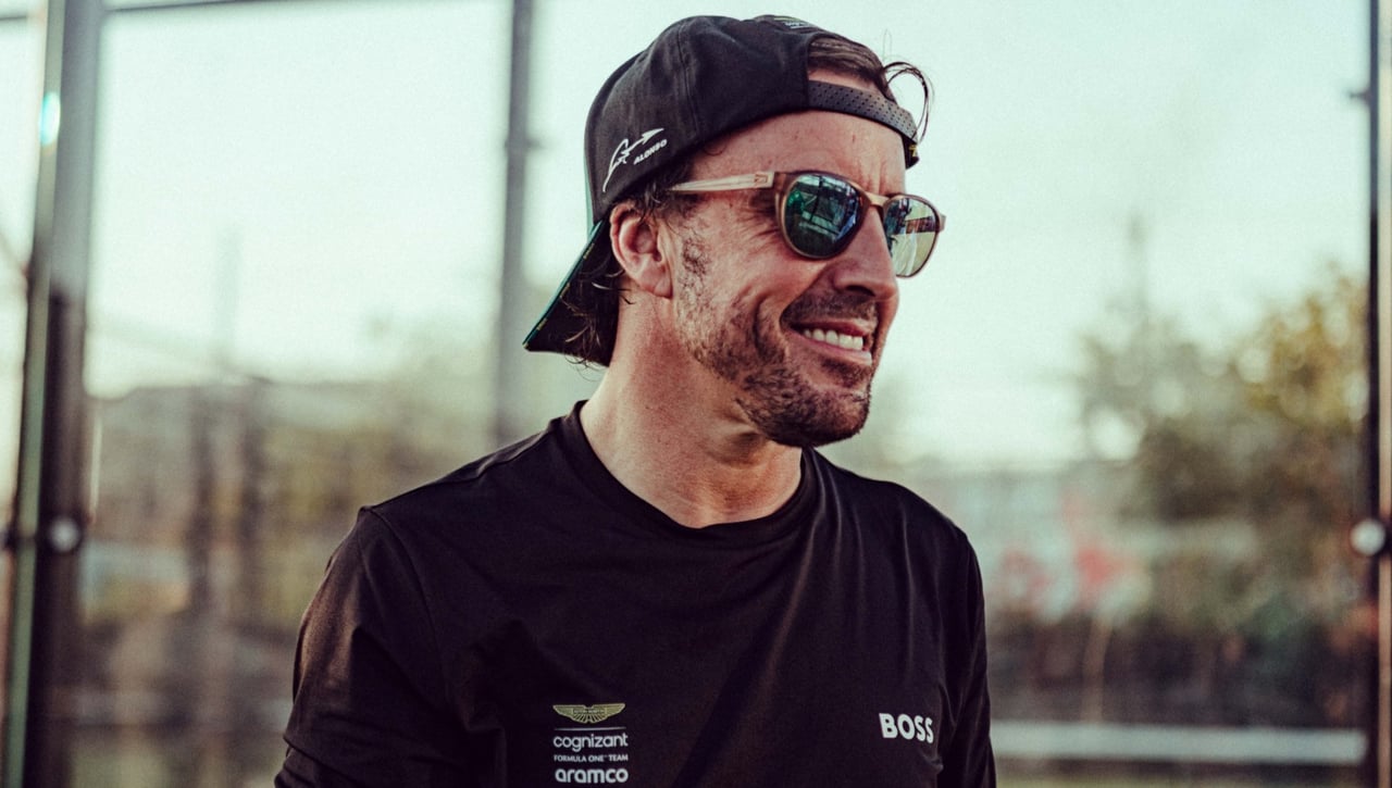 Fernando Alonso va por libre y se acuerda de Ferrari