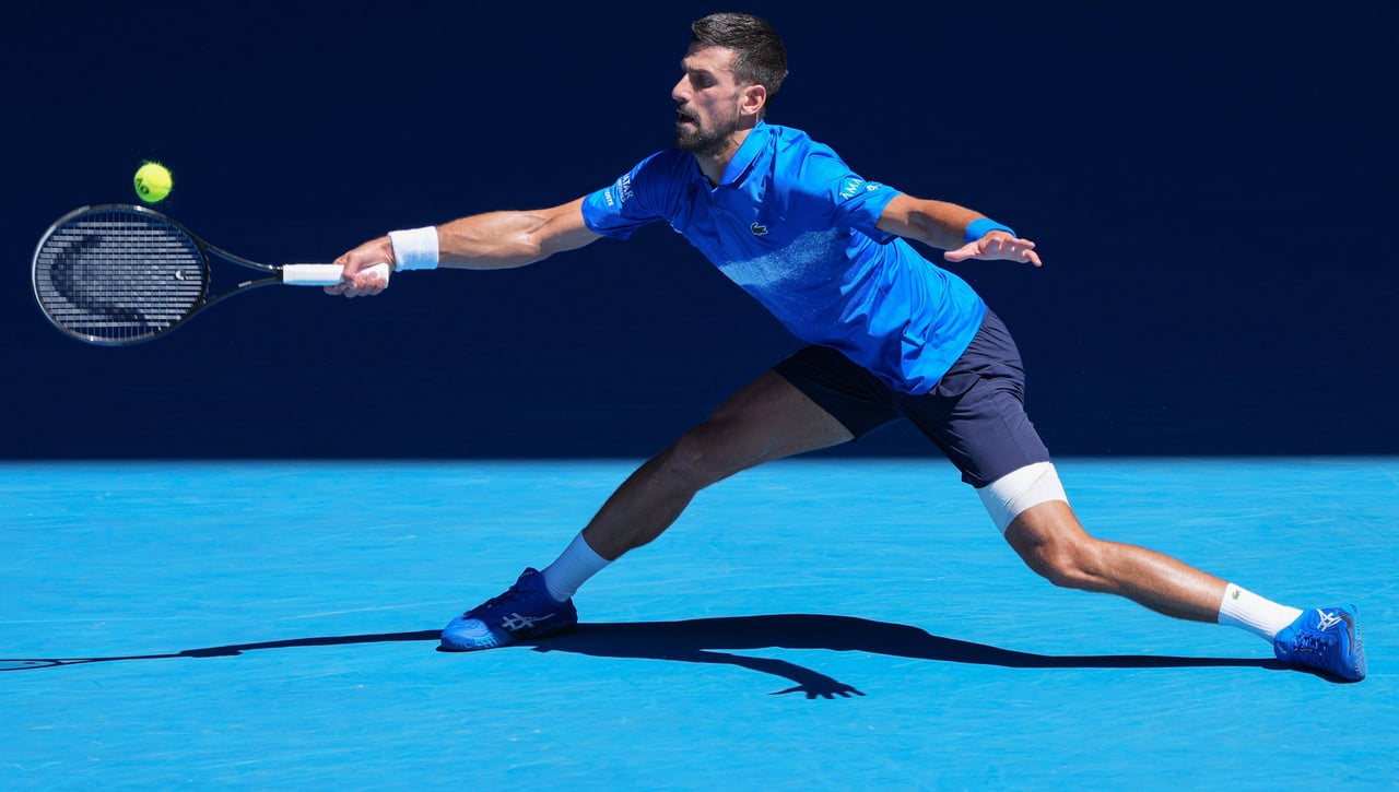 Djokovic confirma sus problemas y Zverev es finalista en Australia