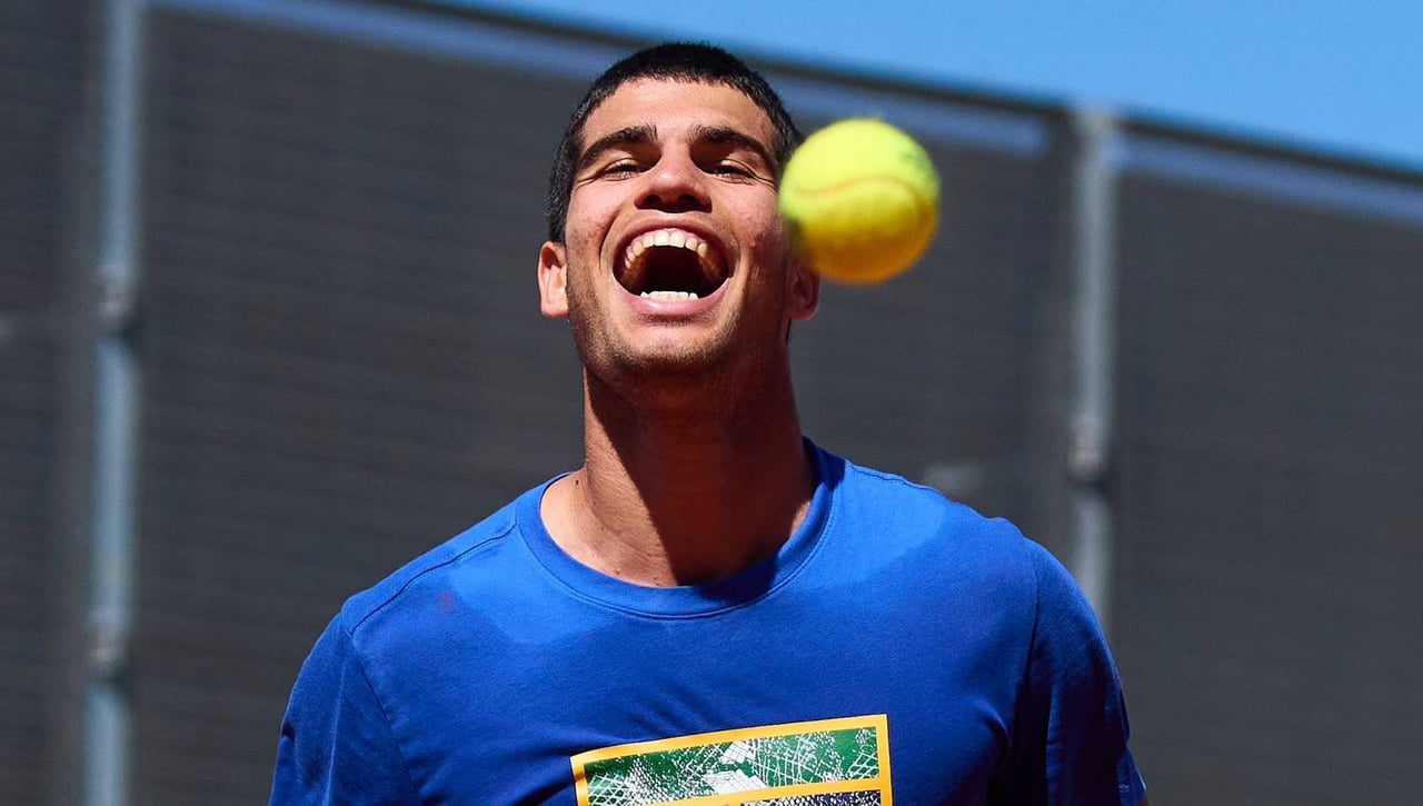 Un golpe de "suerte" lleva a Alcaraz a la tercera ronda en Madrid