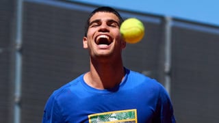 Un golpe de "suerte" lleva a Alcaraz a la tercera ronda en Madrid