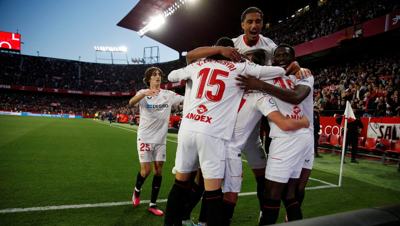 El juego de cartas 'infantil' que forma parte de las supersticiones del Sevilla