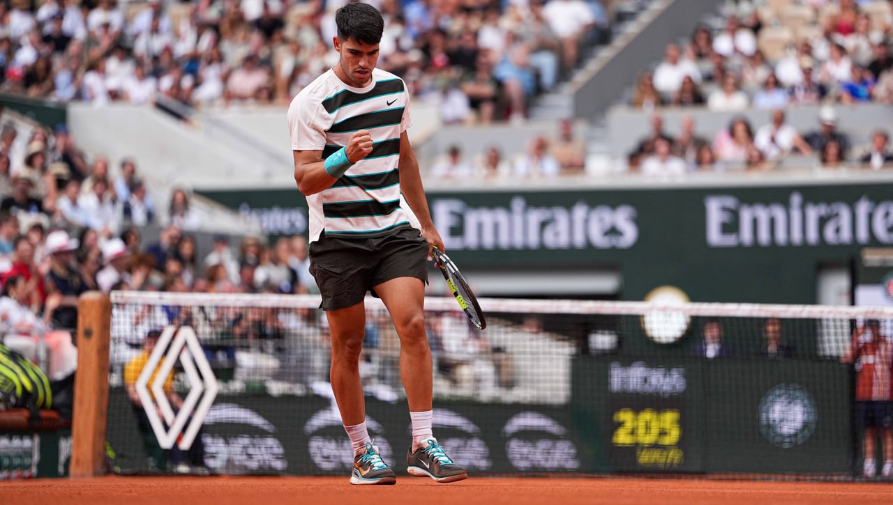 Carlos Alcaraz pone a bailar a Roland Garros