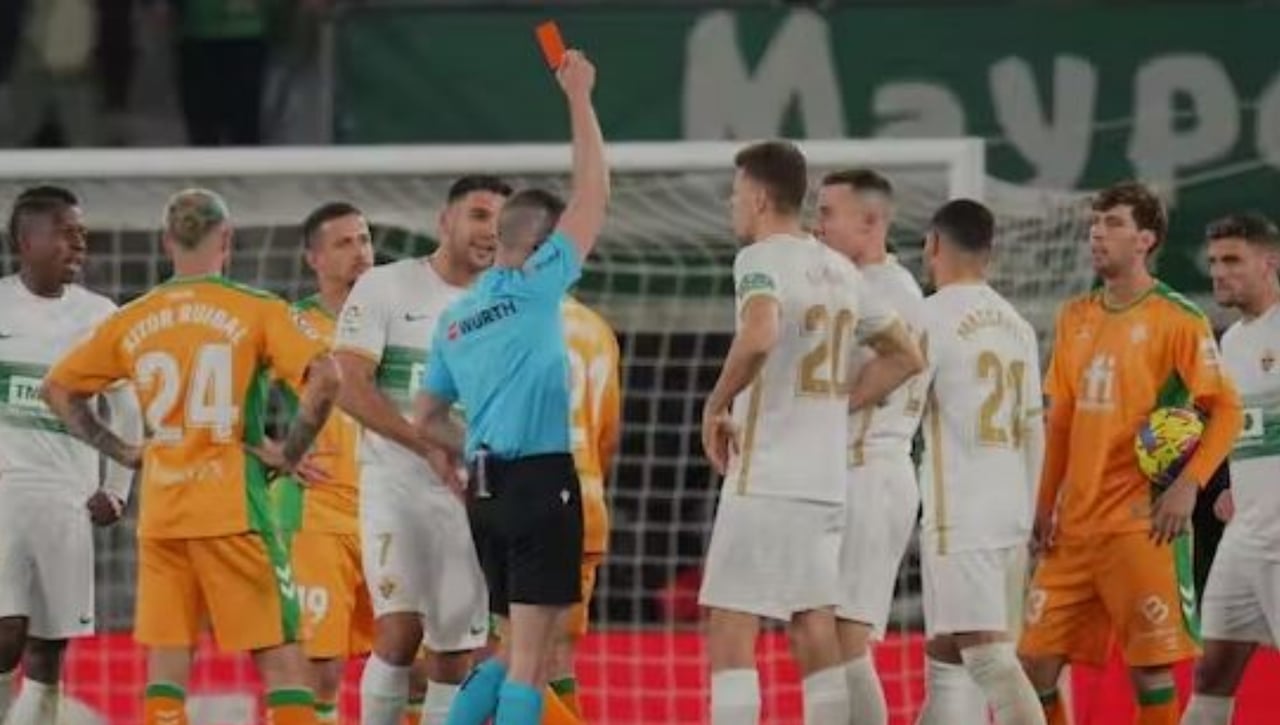 Tangana, insultos y amenazas en el acta arbitral de Iglesias Villanueva tras el Elche - Betis