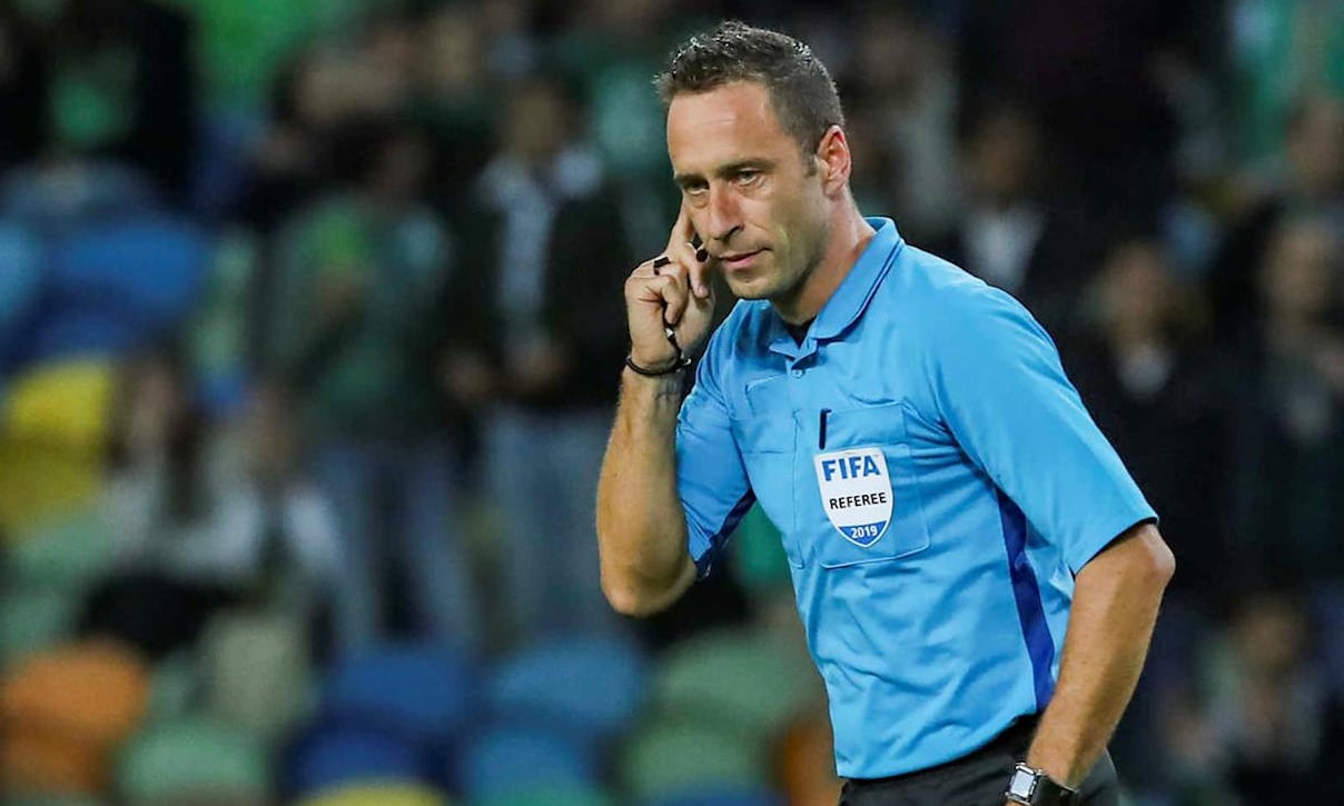 Una de cal y otra de arena con el árbitro que pitará al Sevilla ante el Manchester United