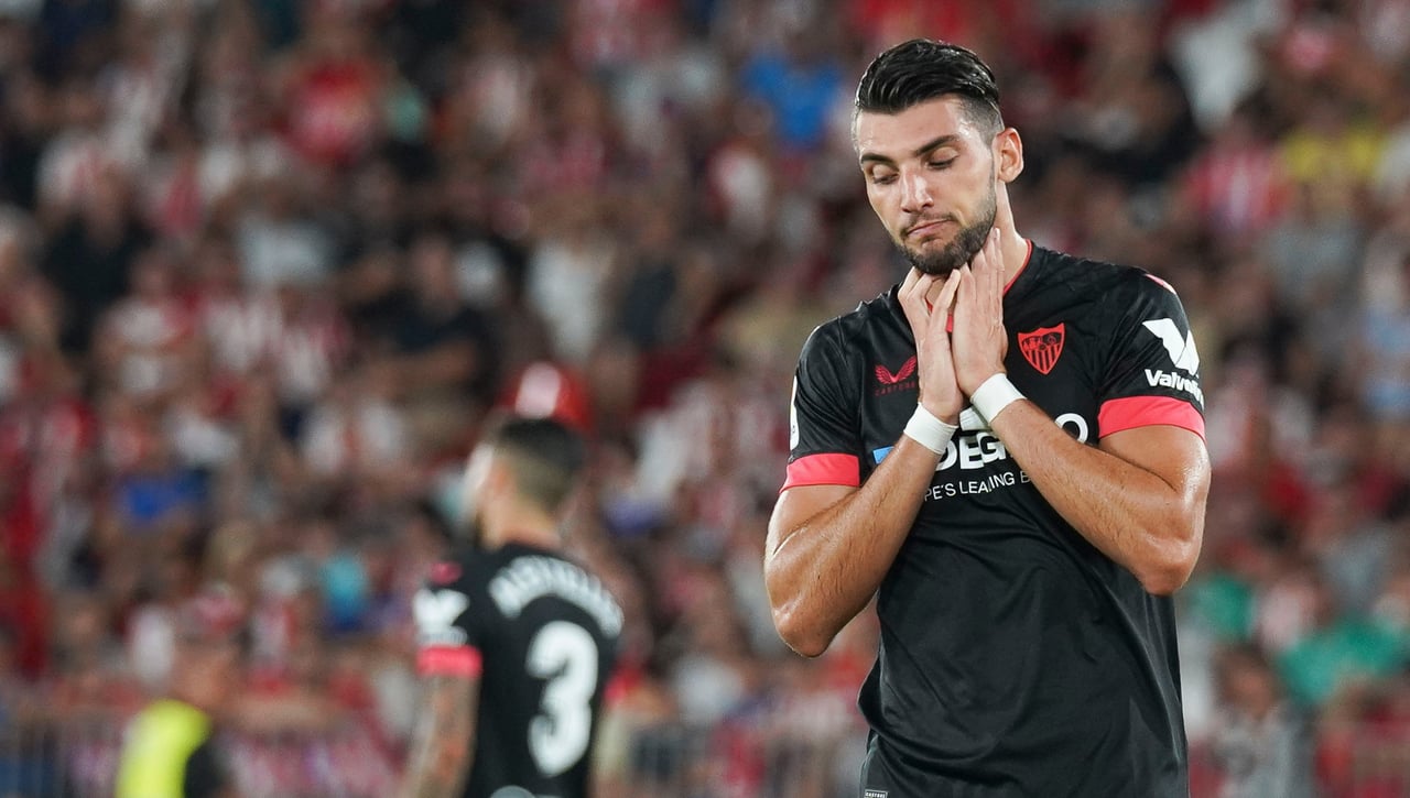 Rafa Mir enciende los rumores tras ser 'cazado' en Mestalla viendo el Valencia