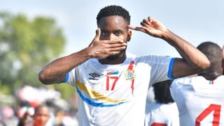 Bakambu tapa bocas y desata locuras