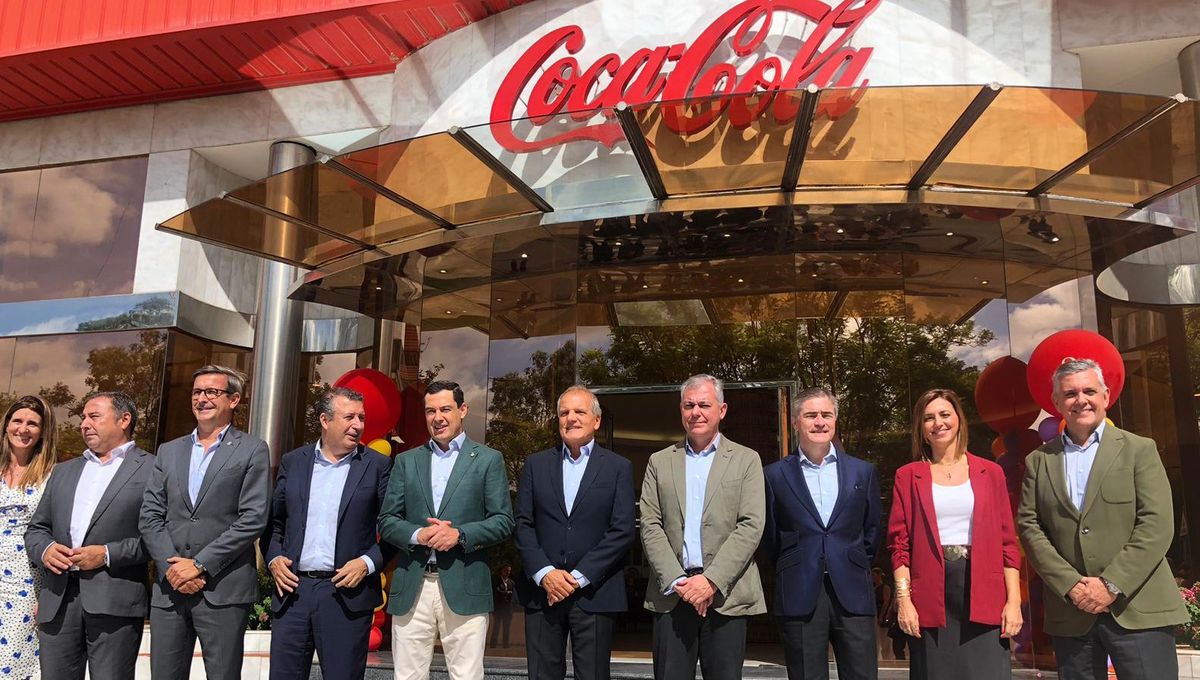 El presidente de la Junta de Andalucía visita la fábrica de Coca-Cola en Sevilla en su 25 aniversario