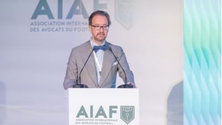 El 'hombre de la pajarita' y el teatro del Sevilla 