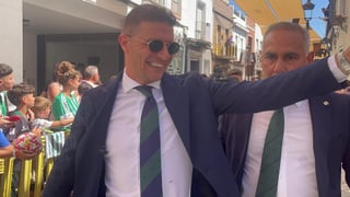 Joaquín Sánchez causa la euforia en los vecinos de Tomares en la visita del Real Betis 