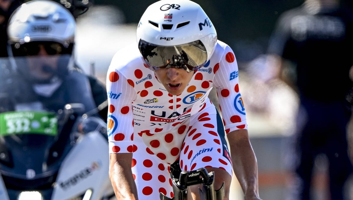 Pogacar la lía y se lleva por delante a Vingegaard