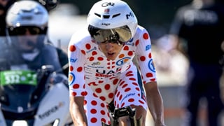 Pogacar la lía y se lleva por delante a Vingegaard