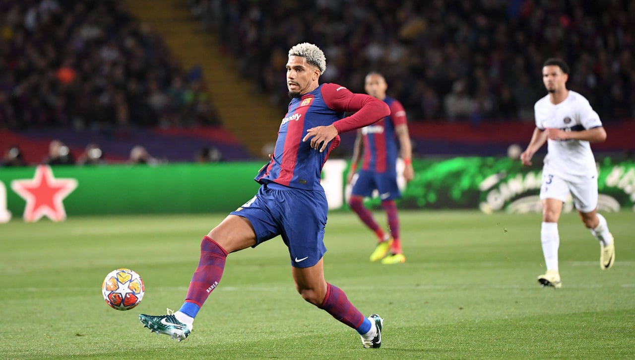 Araujo recibe un ‘recado’ inesperado 