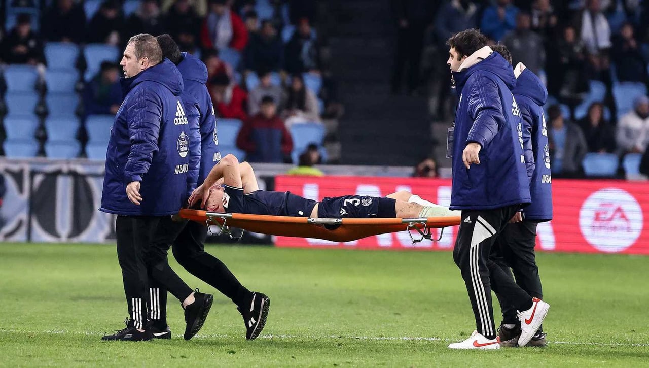 Aihen Muñoz abandona en camilla y ya hay parte médico de la Real Sociedad