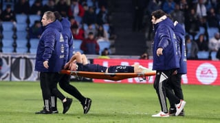 Aihen Muñoz abandona en camilla y ya hay parte médico de la Real Sociedad