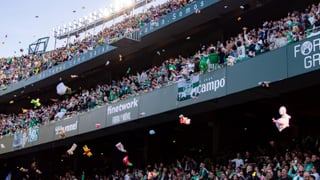 El Benito Villamarín vuelve a vivir su tradicional ‘lluvia de peluches’