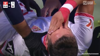 Saúl abandona desolado y en camilla el césped del Sánchez-Pizjuán