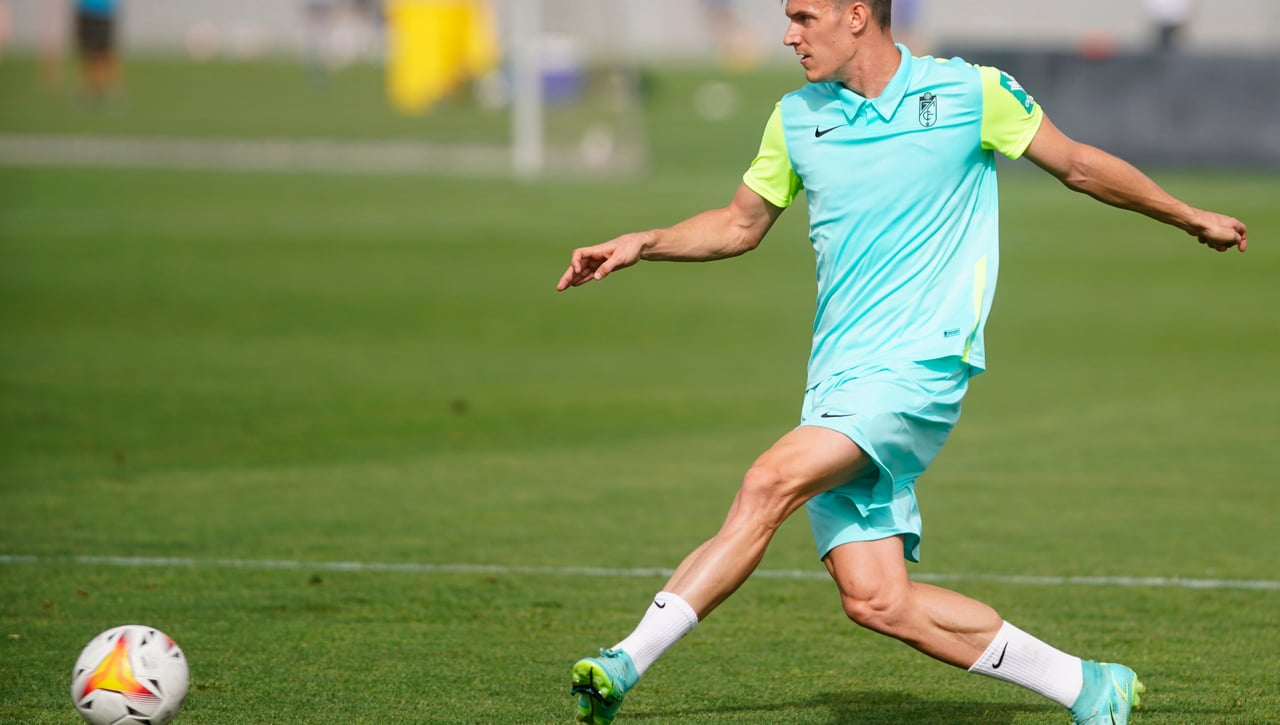 La salida de Escudero abre la puerta a Adrián Marín